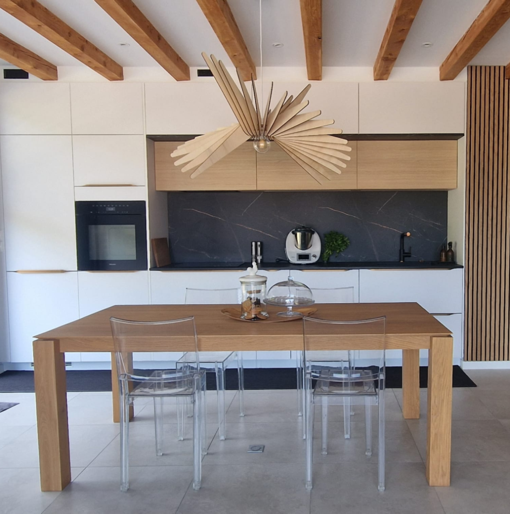 Cuisine blanche et bois chic et intemporelle