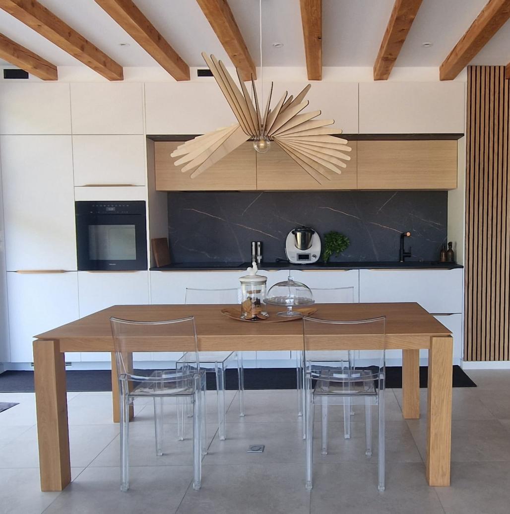 Cuisine blanche et bois chic et intemporelle