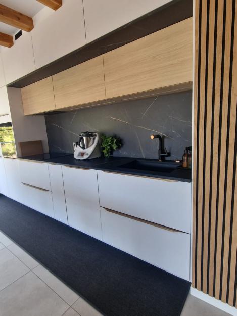 Cuisine blanche et bois chic et intemporelle