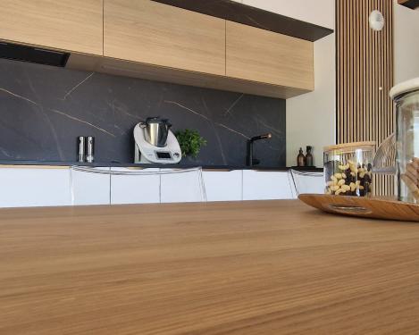 Cuisine blanche et bois chic et intemporelle