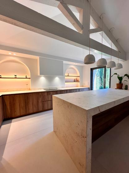 Cuisine blanche et décor bois moderne design luxe