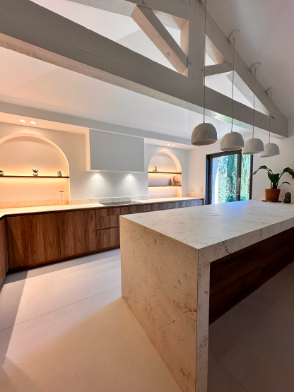 cuisine-plafond-cathedrale-frejus