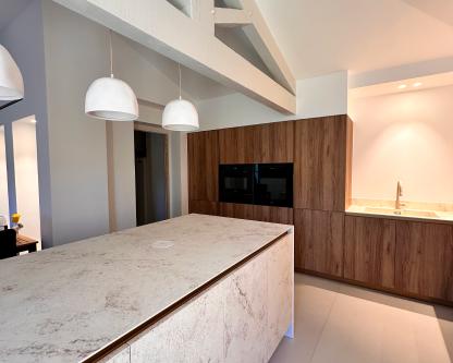 Cuisine blanche et décor bois moderne design luxe