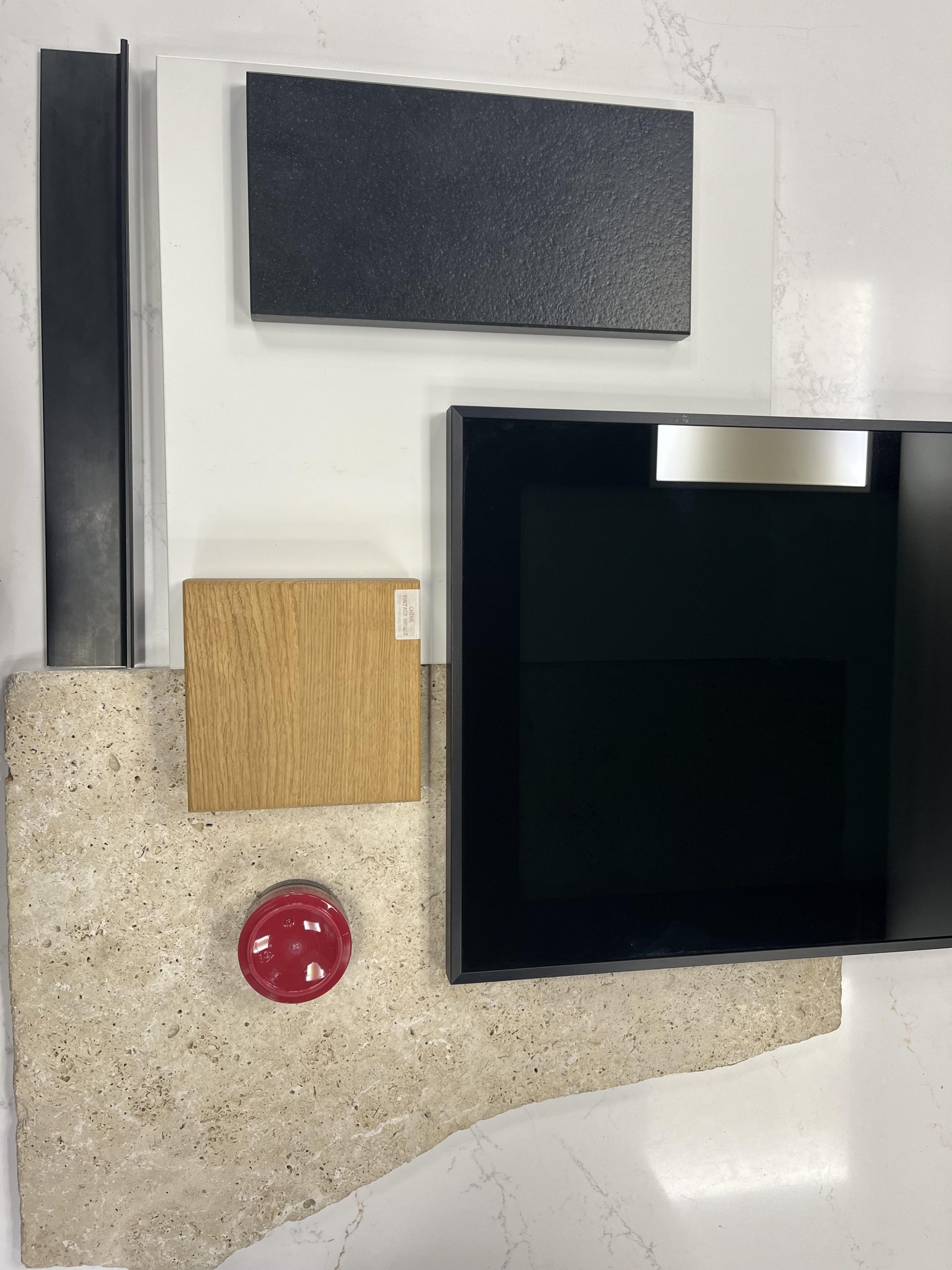 Cuisine moderne blanche avec grand ilot central