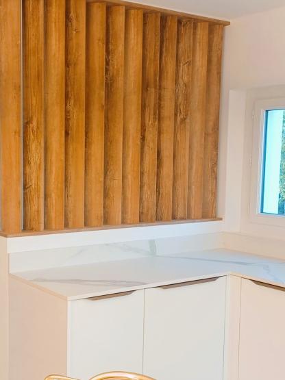 Cuisine blanche avec claustra au design élégant