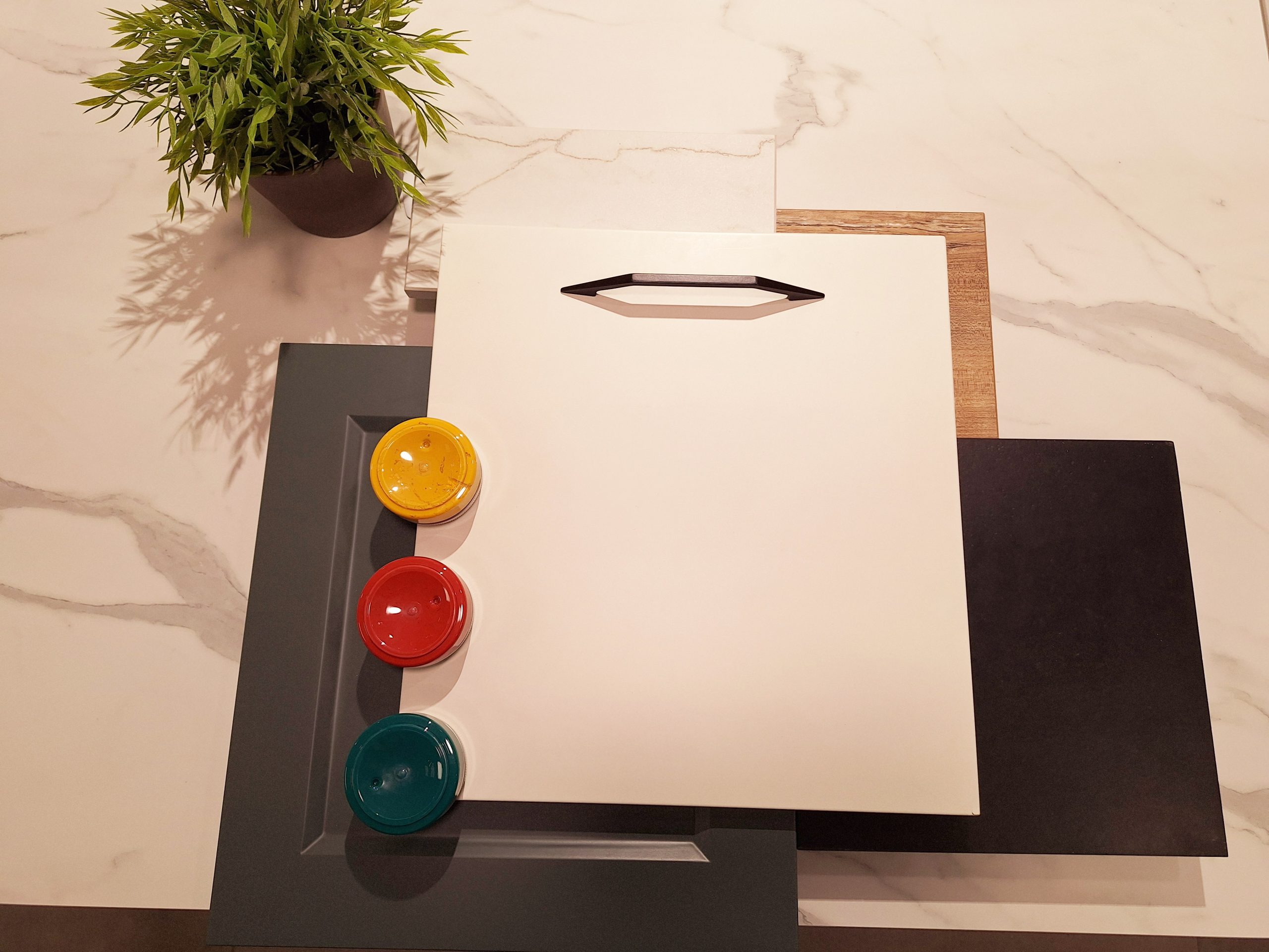 Cuisine classique blanche aux murs verts