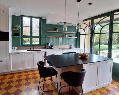 Cuisine classique blanche aux murs verts