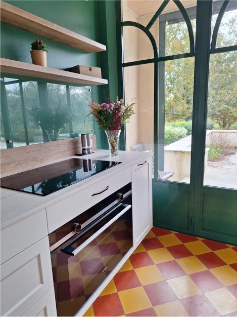 Cuisine classique blanche aux murs verts