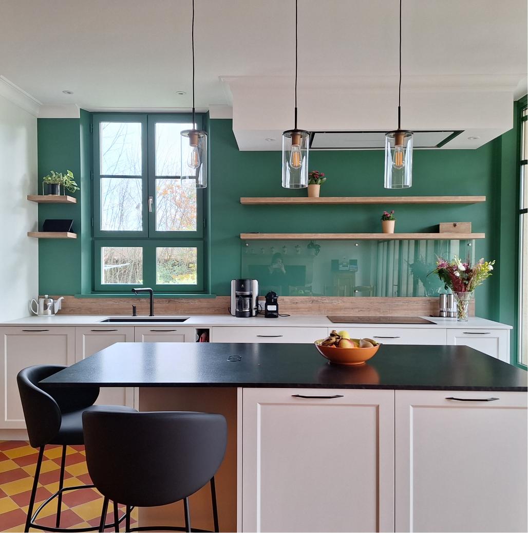 Cuisine classique blanche aux murs verts