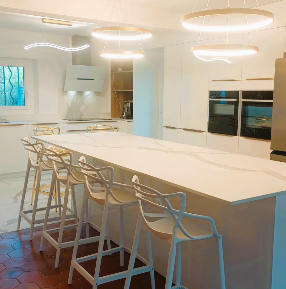 Cuisine blanche avec claustra au design élégant