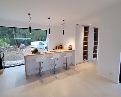 Cuisine moderne blanche et bois lumineuse