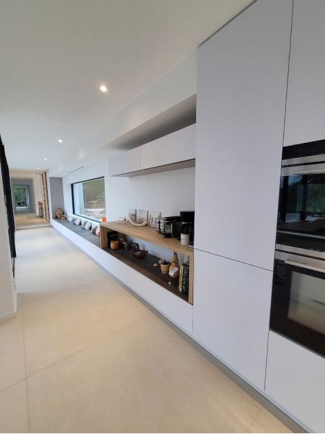 Cuisine moderne blanche et bois lumineuse