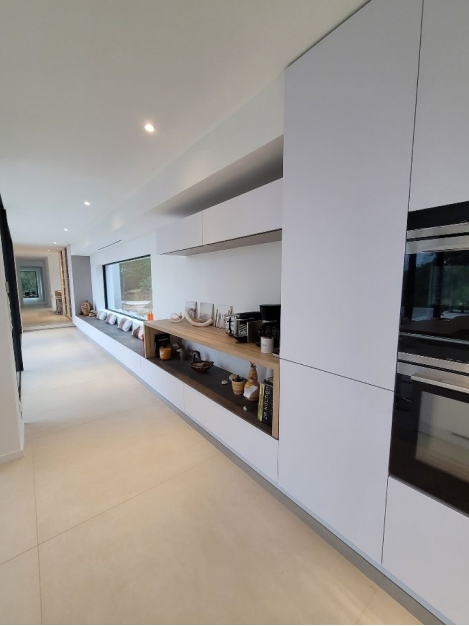 cuisine-moderne-discrete-blanche-frejus