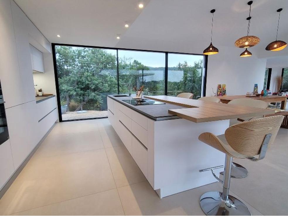 Cuisine moderne blanche et bois lumineuse