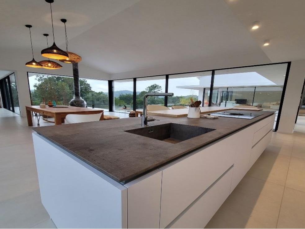 Cuisine moderne blanche et bois lumineuse