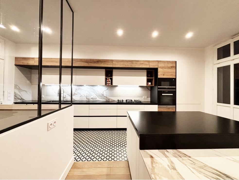 Cuisine moderne et élégante effet marbre