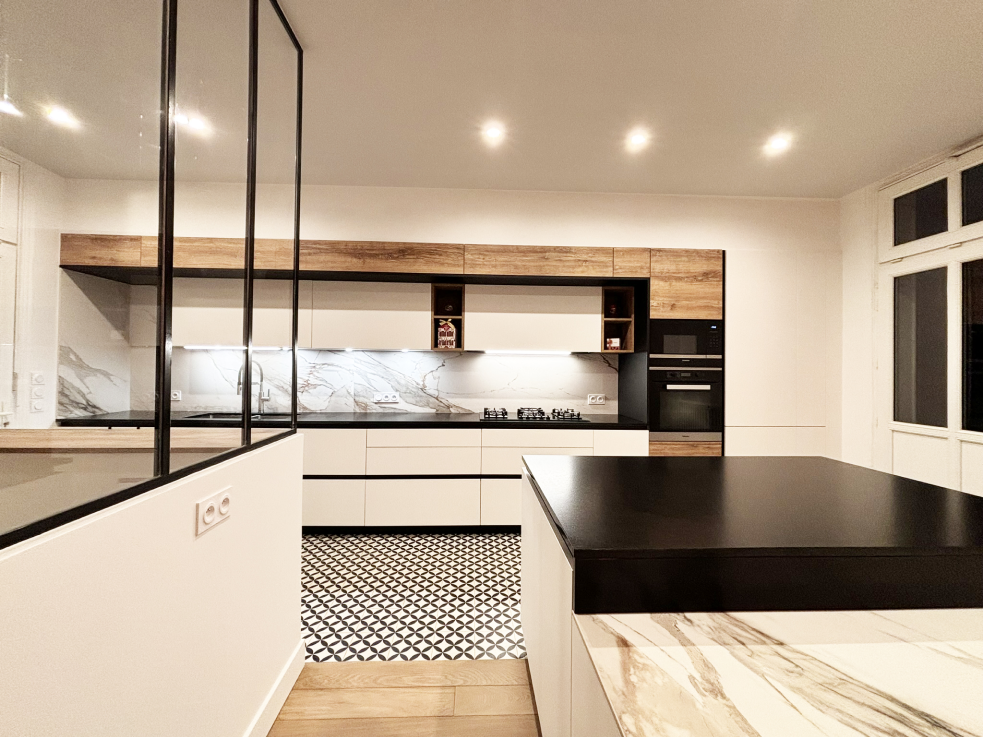 cuisine-avec-verriere-blanche-bois-chantilly