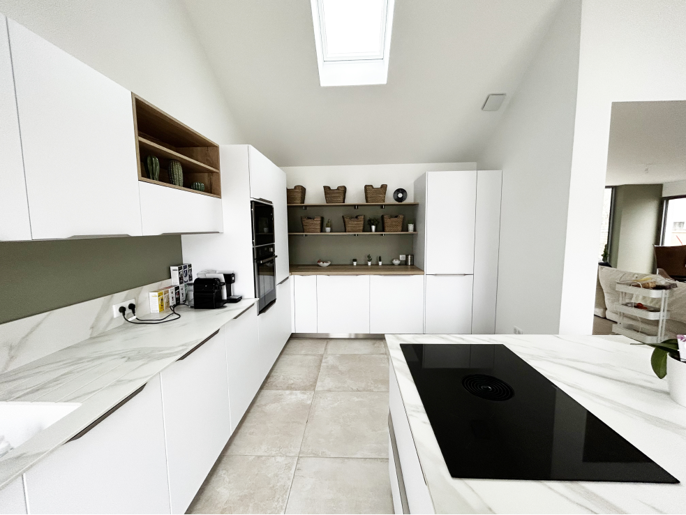 cuisine-blanche-effet-marbre-chantilly