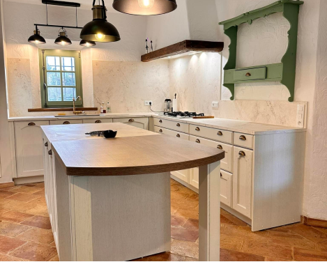 cuisine-classique-ilot-central-blanche-frejus