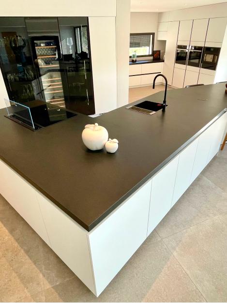 Cuisine moderne blanche avec grand ilot central