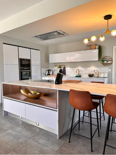 Cuisine blanche moderne sobre et chic