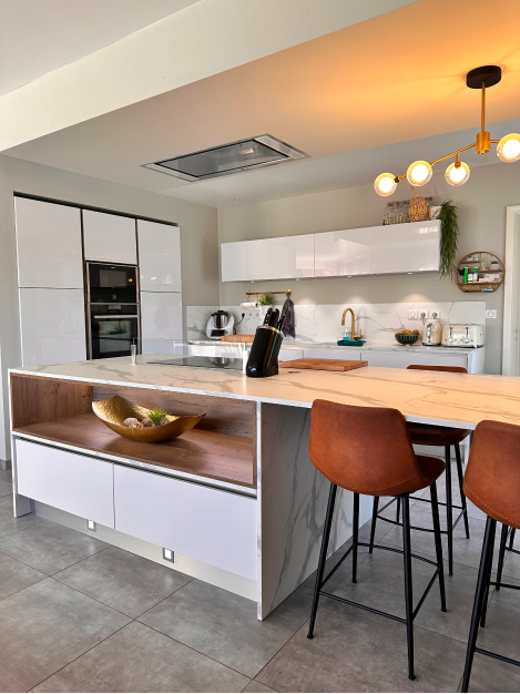 cuisine-moderne-avec-ilot-convivial-frejus