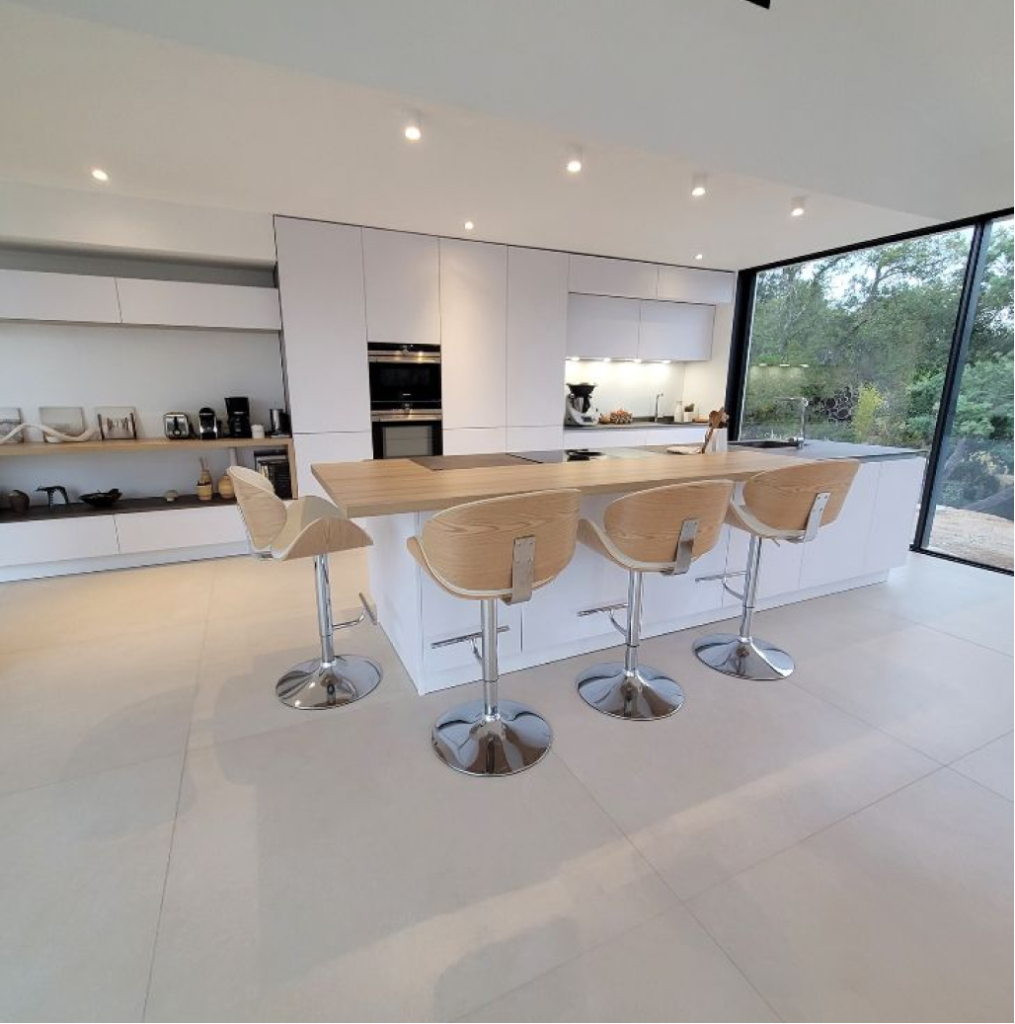 Cuisine moderne blanche et bois lumineuse