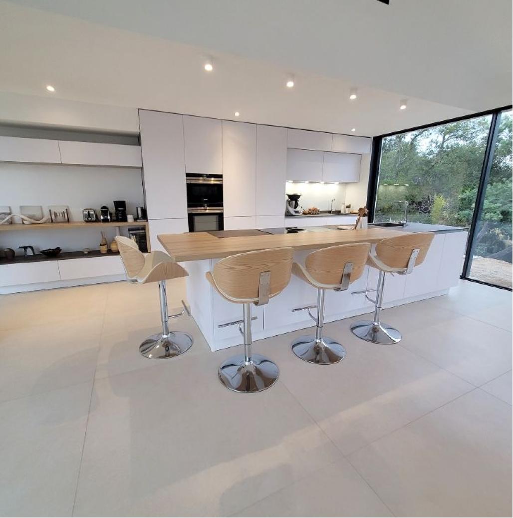 Cuisine moderne blanche et bois lumineuse