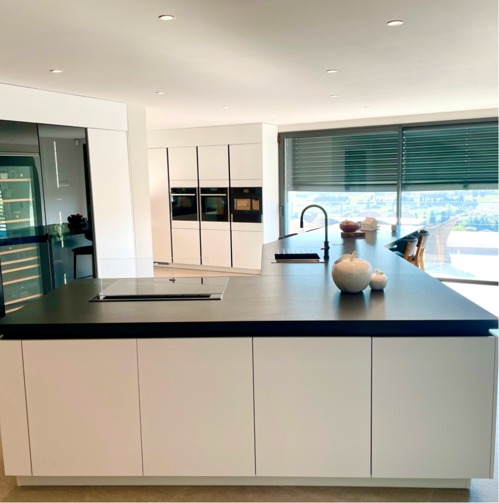 Cuisine moderne blanche avec grand ilot central