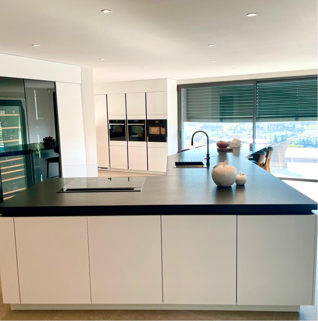 Cuisine moderne blanche avec grand ilot central