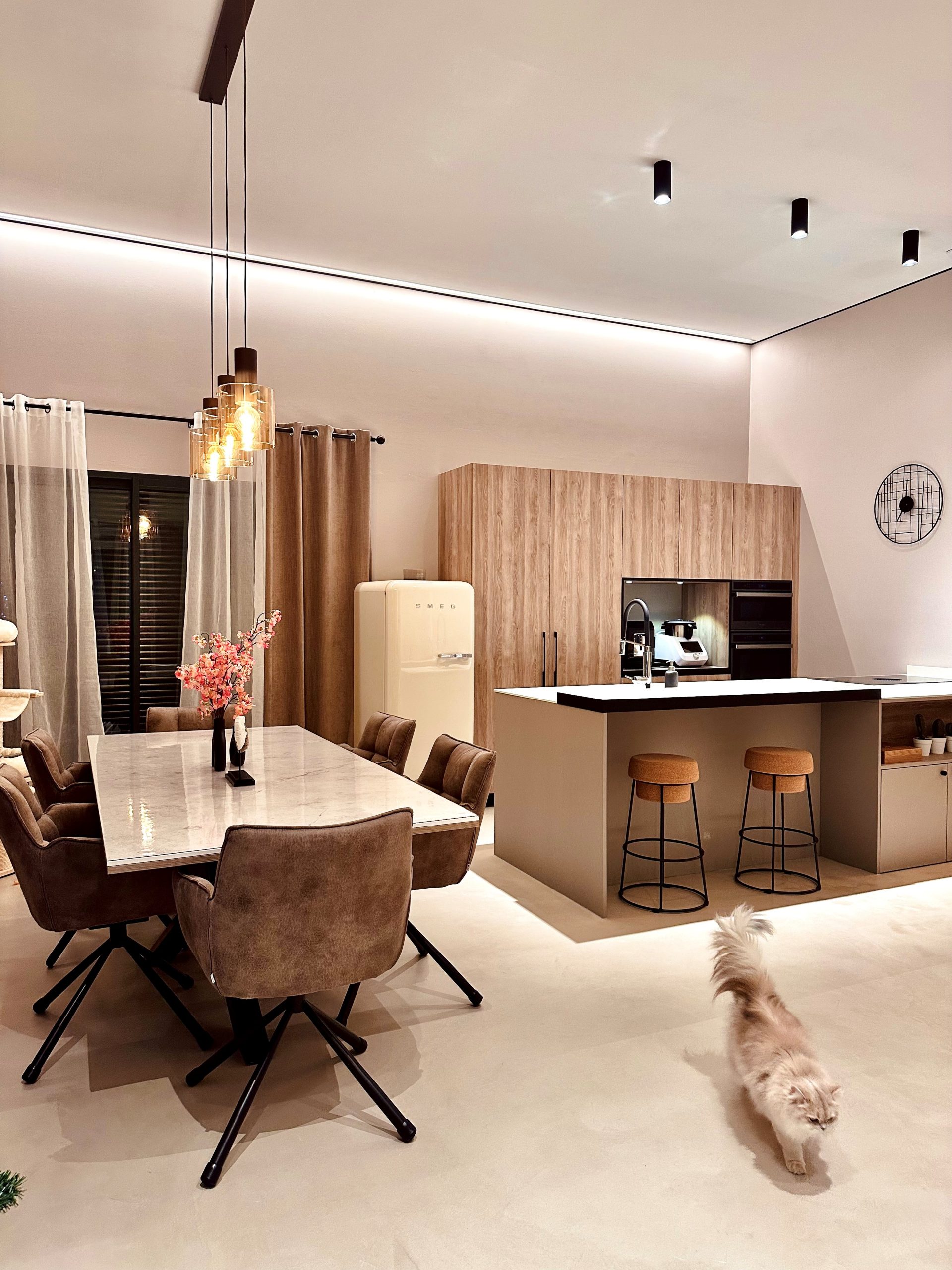 Cuisine contemporaine et design blanche et bois