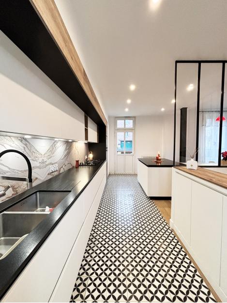 Cuisine moderne et élégante effet marbre