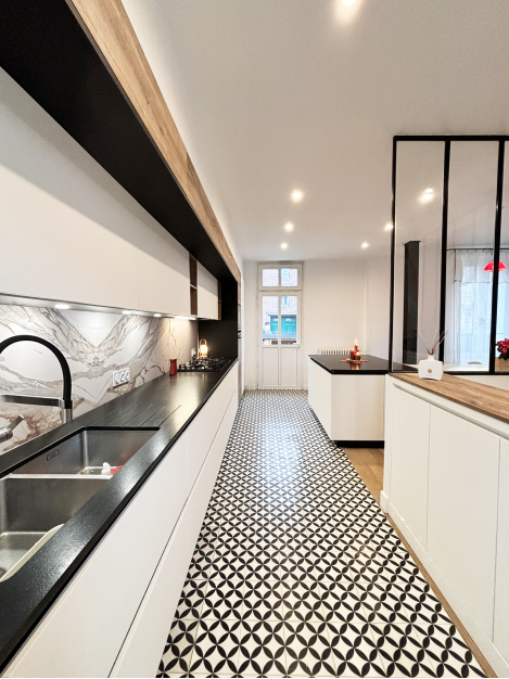 cuisine-moderne-fonctionnelle-blanche-et-bois-chantilly