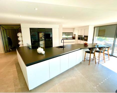 Cuisine moderne blanche avec grand ilot central