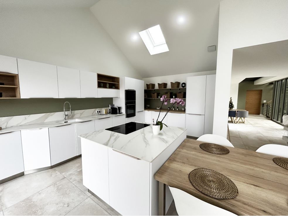 cuisine-murs-verts-blanc-chantilly