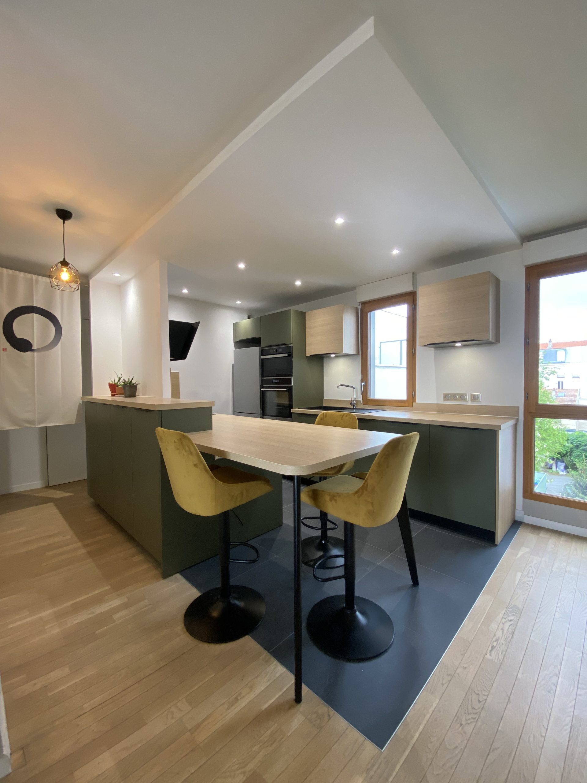 Cuisine ouverte kaki et bois