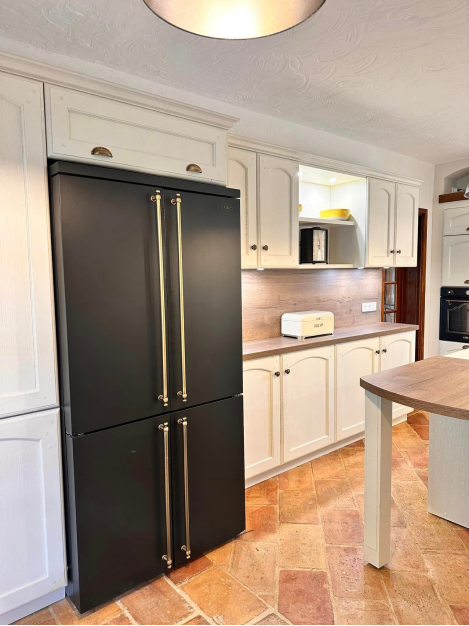 cuisine-sophistiquee-frigo-americain-noir-frejus