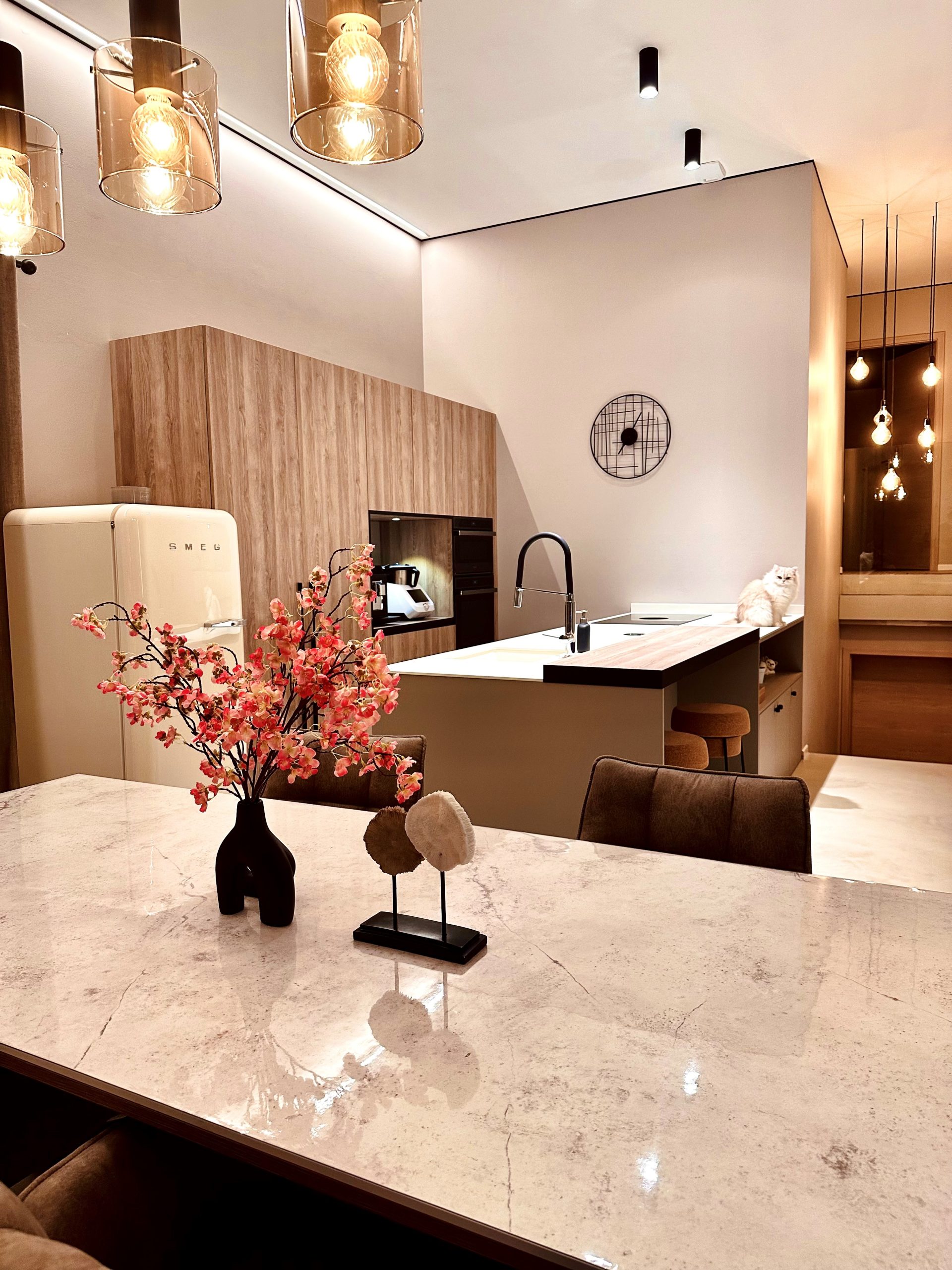 Cuisine contemporaine et design blanche et bois