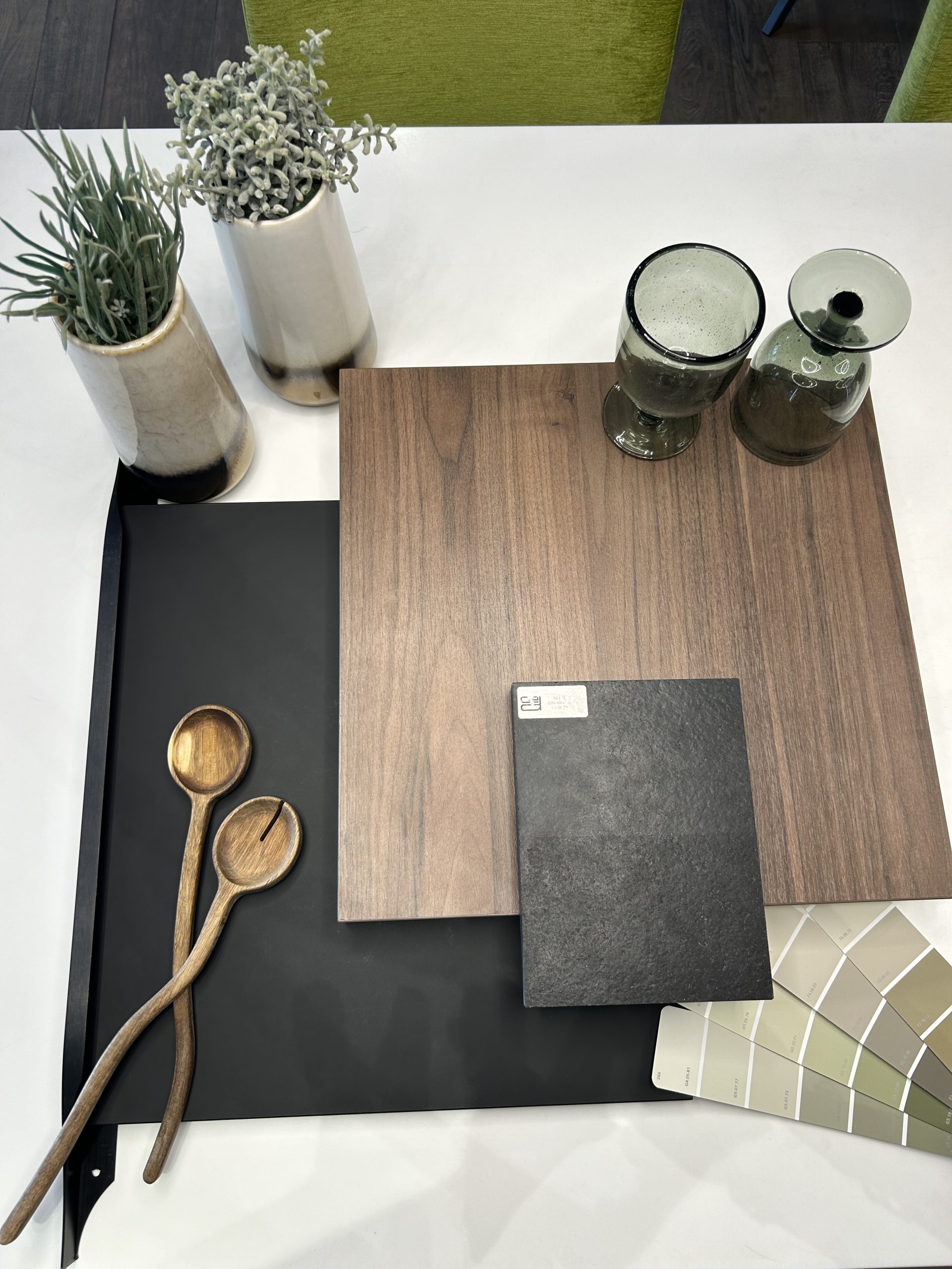 Cuisine décor bois et noire design intemporelle