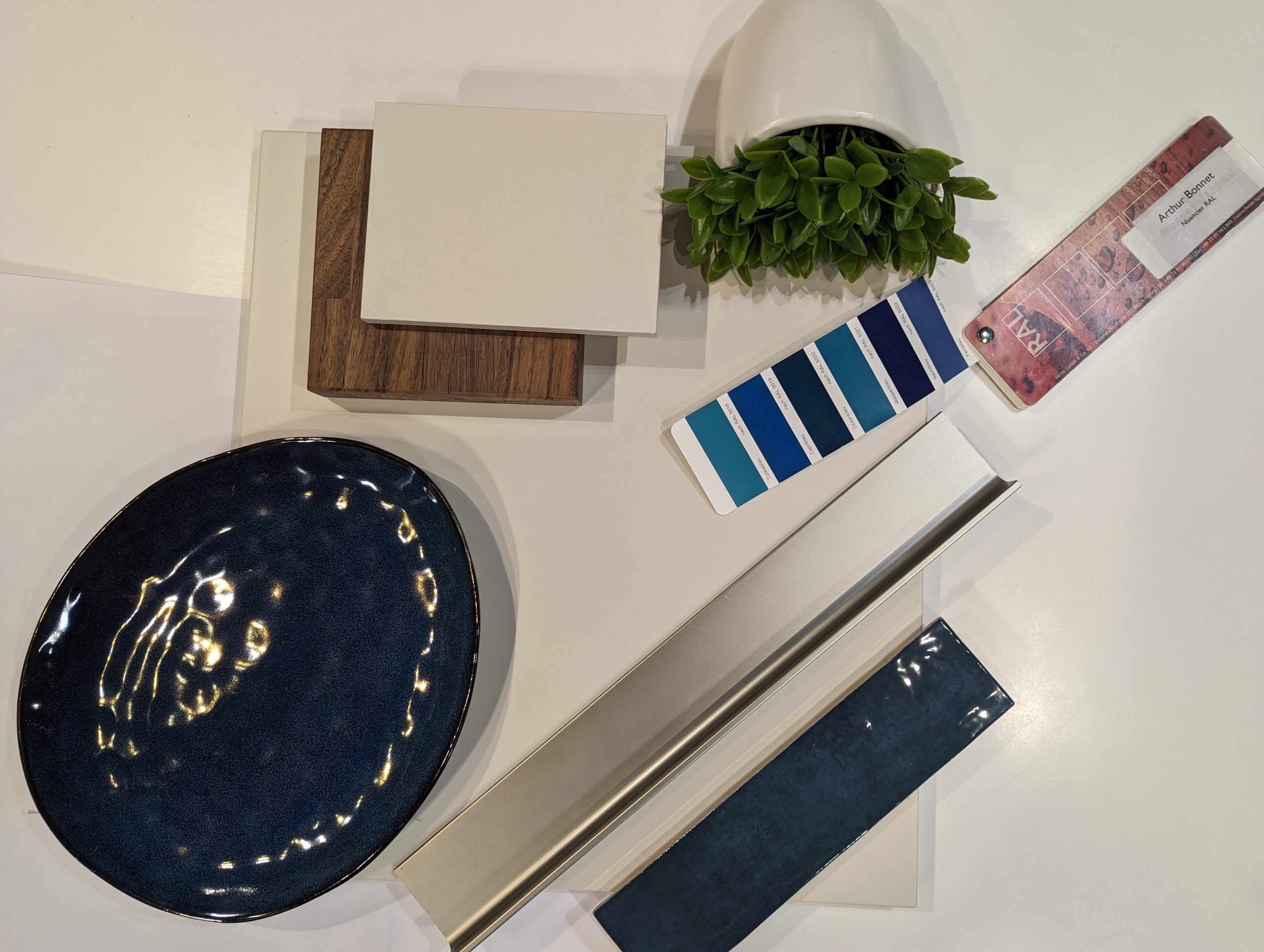 Cuisine moderne bleue et blanche conviviale