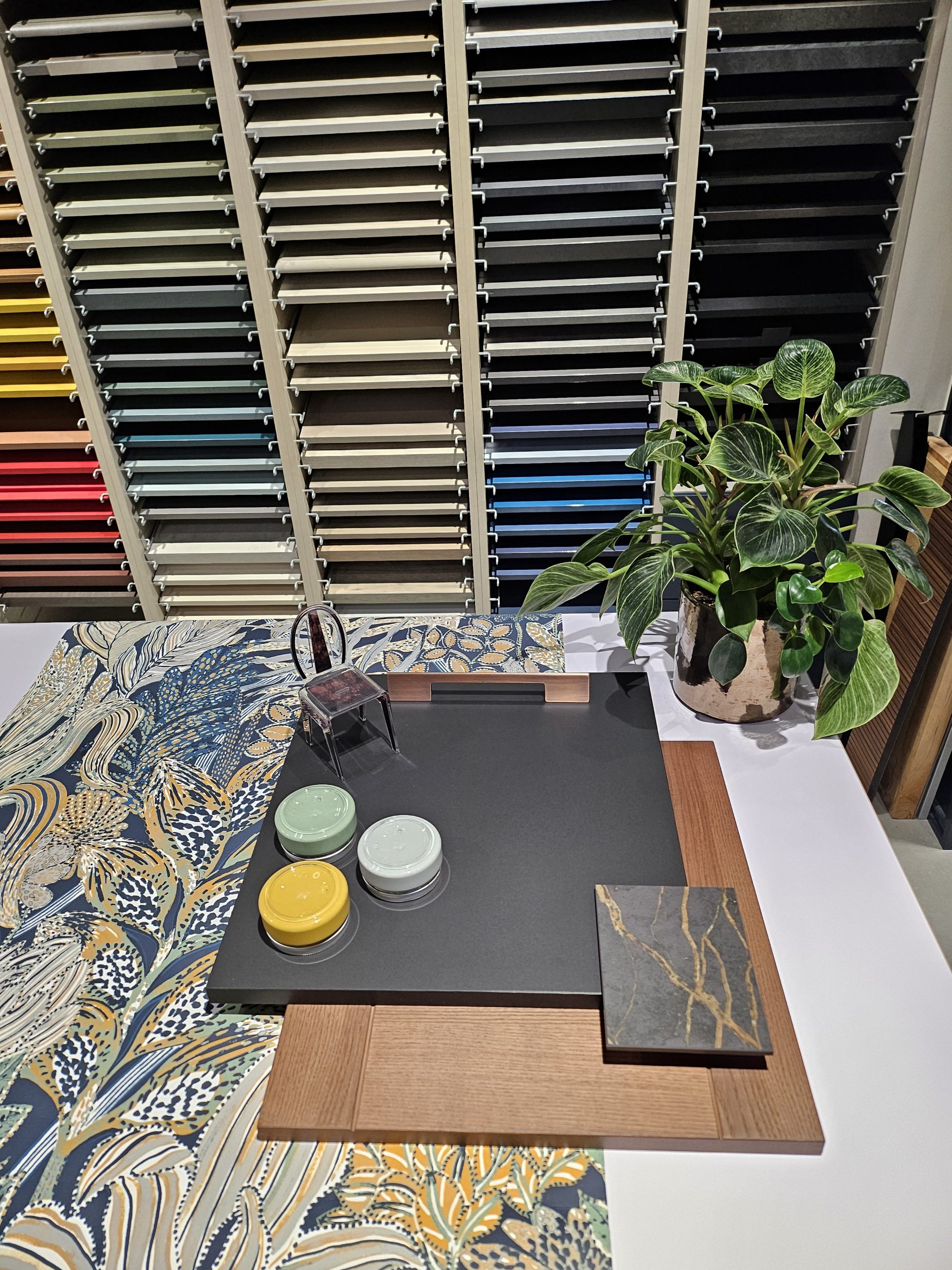 Cuisine moderne élégante avec papier-peint floral