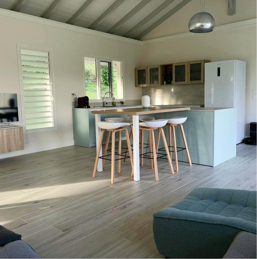 Cuisine ouverte scandinave bleue et bois