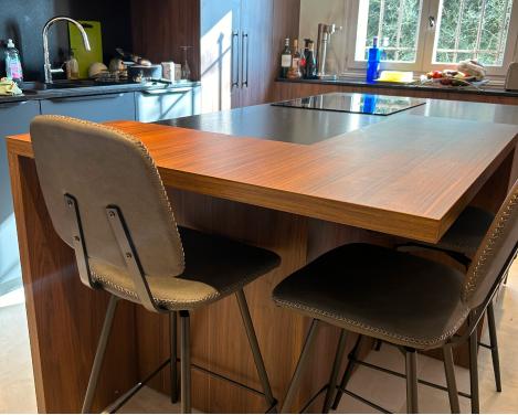 Cuisine décor bois et noire design intemporelle