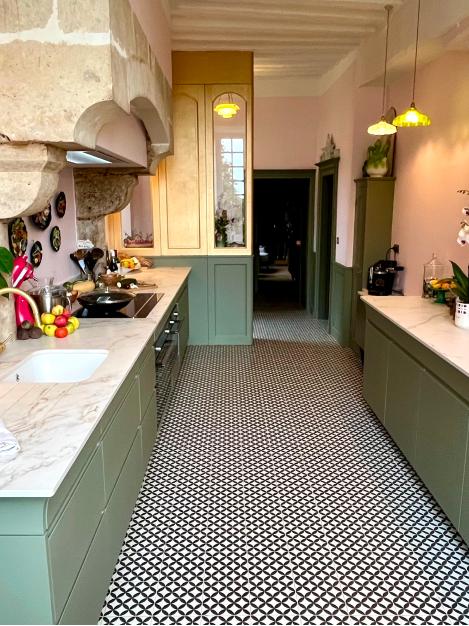 Cuisine campagne chic en laque verte et marbre