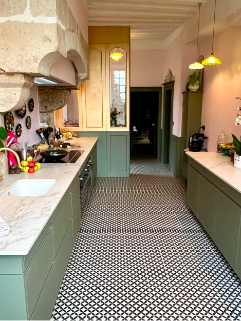 cuisine-ambiance-classique-vert-marbre-avignon