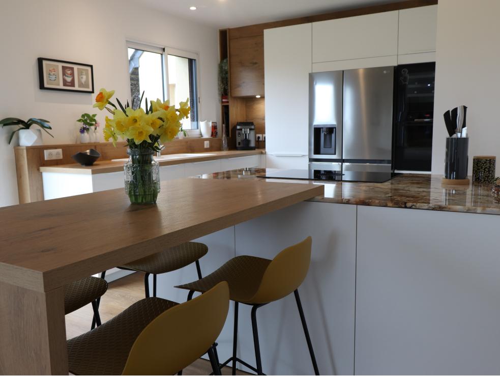 Cuisine scandinave épurée blanche et décor bois