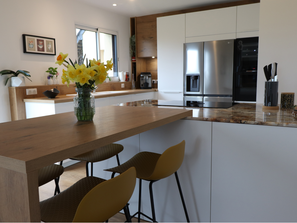 cuisine-blanche-bois-plan-travail-ceramique