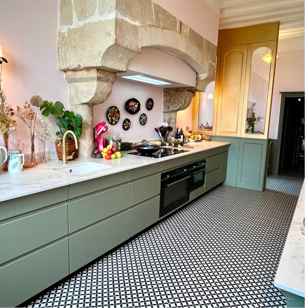 Cuisine campagne chic en laque verte et marbre