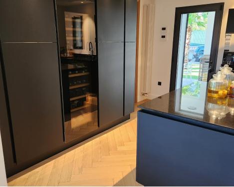 Cuisine moderne noire élégante et minimaliste