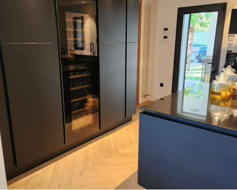 cuisine-chic-elegante-noire-frejus